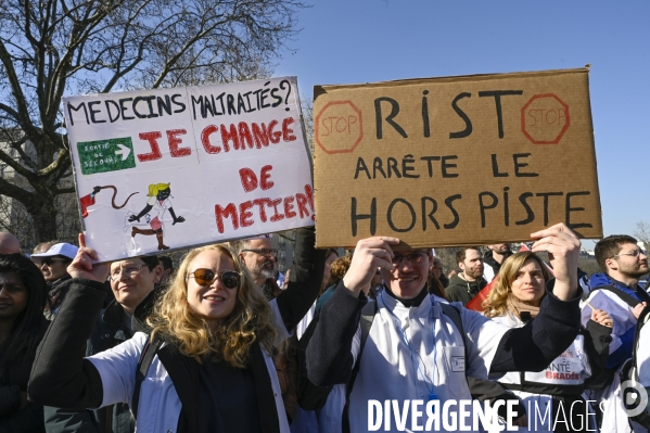 Manifestation des médecins contre la loi RIST, et pour demander une augmentation du prix de la consultation . Demonstration of doctors in Paris.