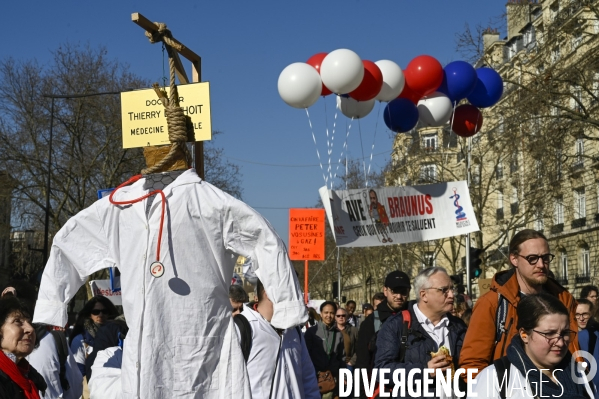 Manifestation des médecins contre la loi RIST, et pour demander une augmentation du prix de la consultation . Demonstration of doctors in Paris.