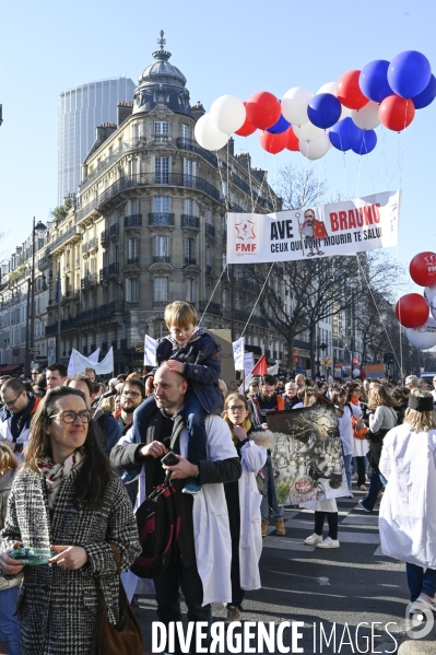 Manifestation des médecins contre la loi RIST, et pour demander une augmentation du prix de la consultation . Demonstration of doctors in Paris.