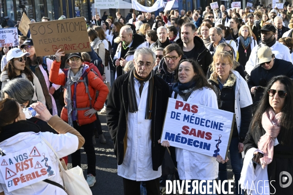 Manifestation des médecins contre la loi RIST, et pour demander une augmentation du prix de la consultation . Demonstration of doctors in Paris.