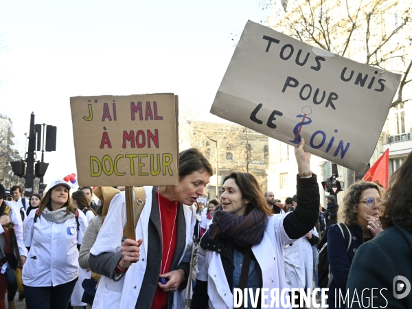 Manifestation des médecins contre la loi RIST, et pour demander une augmentation du prix de la consultation . Demonstration of doctors in Paris.