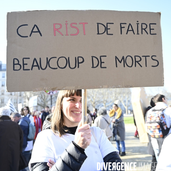 Manifestation des médecins contre la loi RIST, et pour demander une augmentation du prix de la consultation . Demonstration of doctors in Paris.