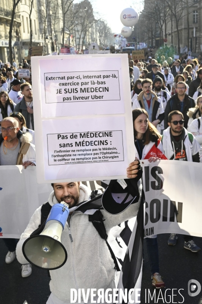 Manifestation des médecins contre la loi RIST, et pour demander une augmentation du prix de la consultation . Demonstration of doctors in Paris.