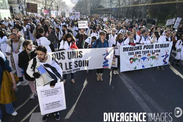 Manifestation des médecins contre la loi RIST, et pour demander une augmentation du prix de la consultation . Demonstration of doctors in Paris.