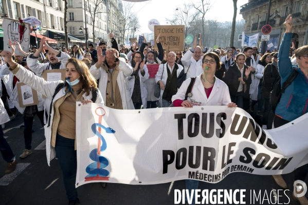 Manifestation des médecins contre la loi RIST, et pour demander une augmentation du prix de la consultation . Demonstration of doctors in Paris.