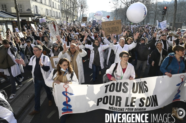 Manifestation des médecins contre la loi RIST, et pour demander une augmentation du prix de la consultation . Demonstration of doctors in Paris.