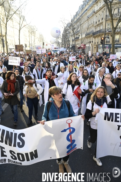 Manifestation des médecins contre la loi RIST, et pour demander une augmentation du prix de la consultation . Demonstration of doctors in Paris.