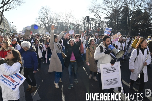Manifestation des médecins contre la loi RIST, et pour demander une augmentation du prix de la consultation . Demonstration of doctors in Paris.