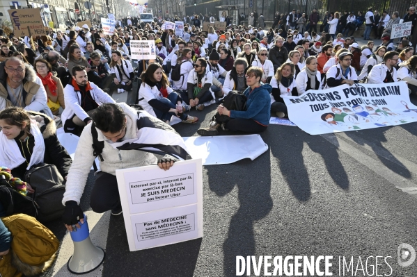 Manifestation des médecins contre la loi RIST, et pour demander une augmentation du prix de la consultation . Demonstration of doctors in Paris.