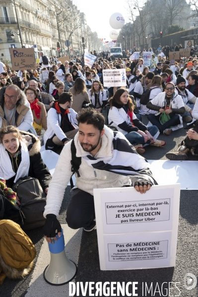 Manifestation des médecins contre la loi RIST, et pour demander une augmentation du prix de la consultation . Demonstration of doctors in Paris.