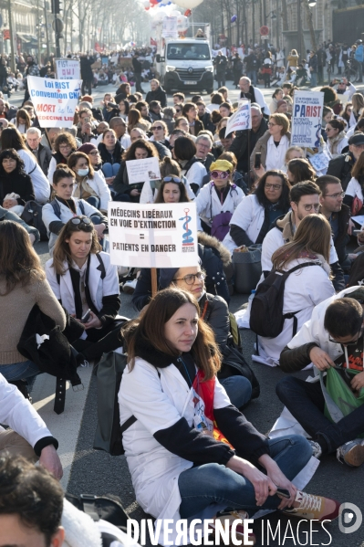 Manifestation des médecins contre la loi RIST, et pour demander une augmentation du prix de la consultation . Demonstration of doctors in Paris.