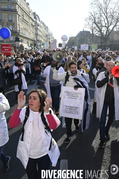 Manifestation des médecins contre la loi RIST, et pour demander une augmentation du prix de la consultation . Demonstration of doctors in Paris.
