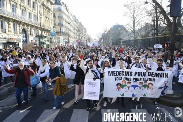 Manifestation des médecins contre la loi RIST, et pour demander une augmentation du prix de la consultation . Demonstration of doctors in Paris.