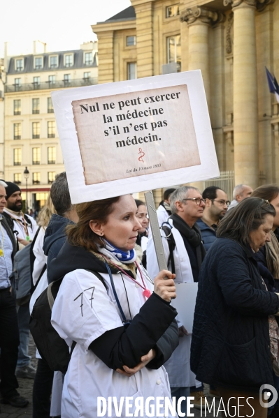 Manifestation des médecins contre la loi RIST, et pour demander une augmentation du prix de la consultation . Demonstration of doctors in Paris.