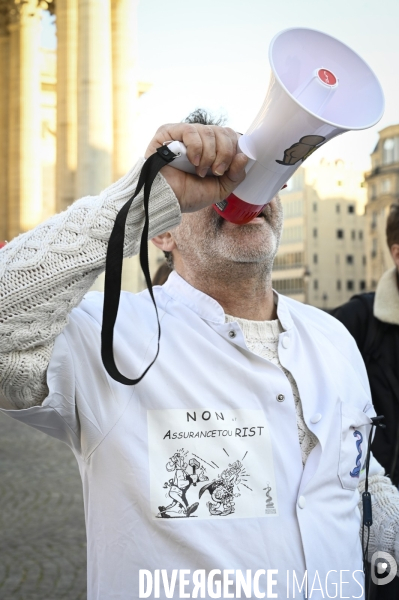 Manifestation des médecins contre la loi RIST, et pour demander une augmentation du prix de la consultation . Demonstration of doctors in Paris.