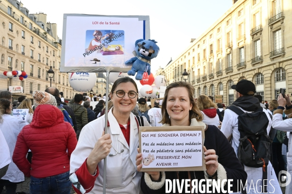 Manifestation des médecins contre la loi RIST, et pour demander une augmentation du prix de la consultation . Demonstration of doctors in Paris.