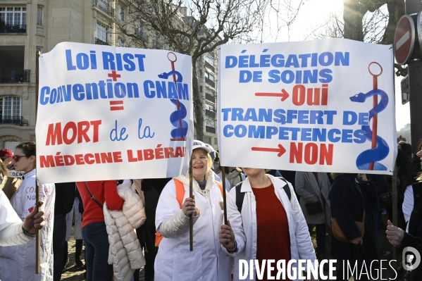 Manifestation des médecins contre la loi RIST, et pour demander une augmentation du prix de la consultation . Demonstration of doctors in Paris.