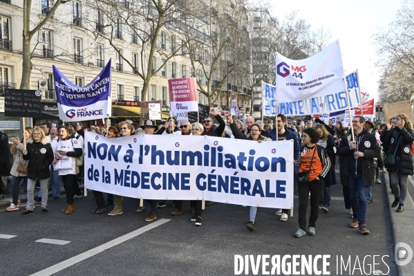 Manifestation des médecins contre la loi RIST, et pour demander une augmentation du prix de la consultation . Demonstration of doctors in Paris.