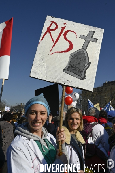 Manifestation des médecins contre la loi RIST, et pour demander une augmentation du prix de la consultation . Demonstration of doctors in Paris.