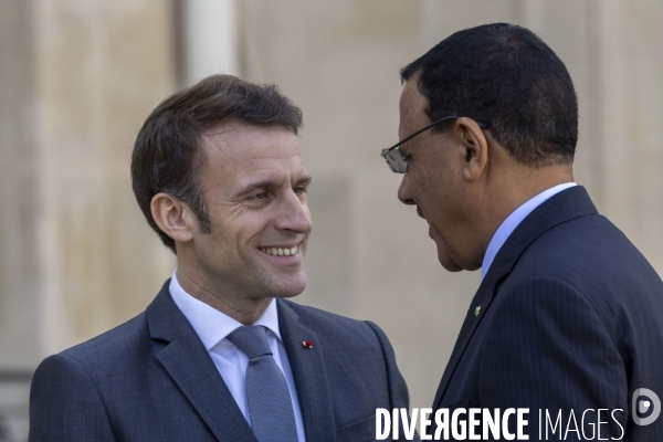 Emmanuel MACRON reçoit Mohamed BAZOUM