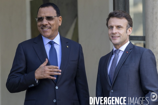 Emmanuel MACRON reçoit Mohamed BAZOUM