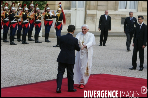 France: nicolas sarkozy recoit le pape benoit xvi