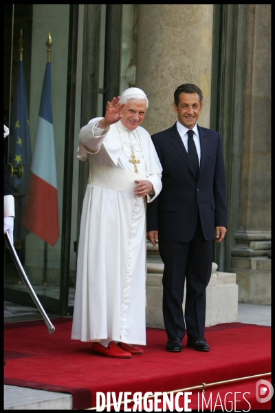 France: nicolas sarkozy recoit le pape benoit xvi