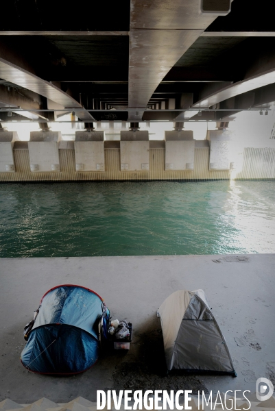 Tentes de sans abris sous le Pont de Billancourt