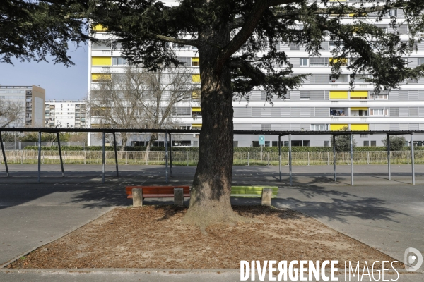 Cour de récréation du collège Grand Parc dans l académie de Bordeaux.