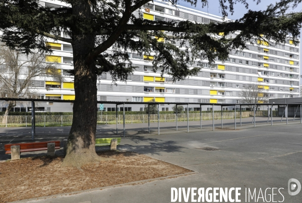 Cour de récréation du collège Grand Parc dans l académie de Bordeaux.