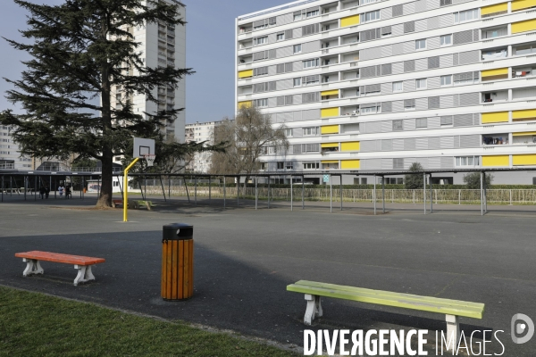 Cour de récréation du collège Grand Parc dans l académie de Bordeaux.