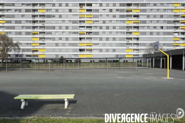 Cour de récréation du collège Grand Parc dans l académie de Bordeaux.