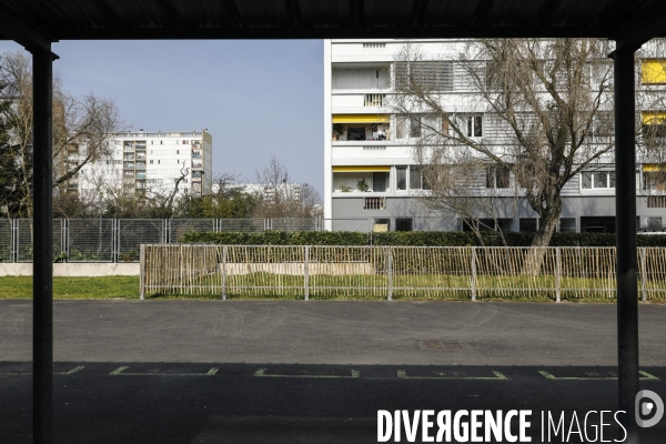 Cour de récréation du collège Grand Parc dans l académie de Bordeaux.