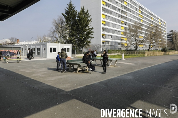 Cour de récréation du collège Grand Parc dans l académie de Bordeaux.