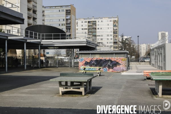 Cour de récréation du collège Grand Parc dans l académie de Bordeaux.