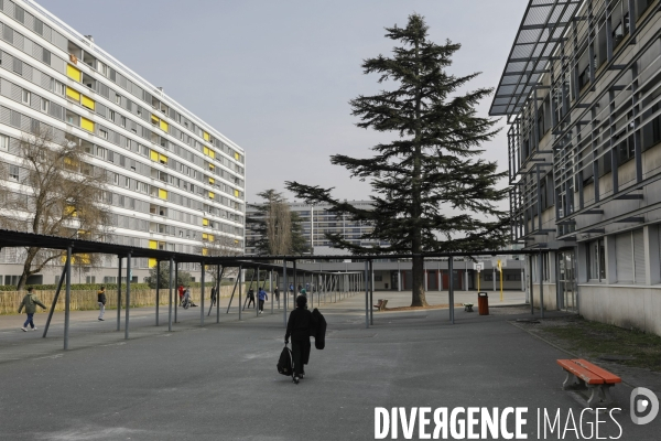 Cour de récréation du collège Grand Parc dans l académie de Bordeaux.