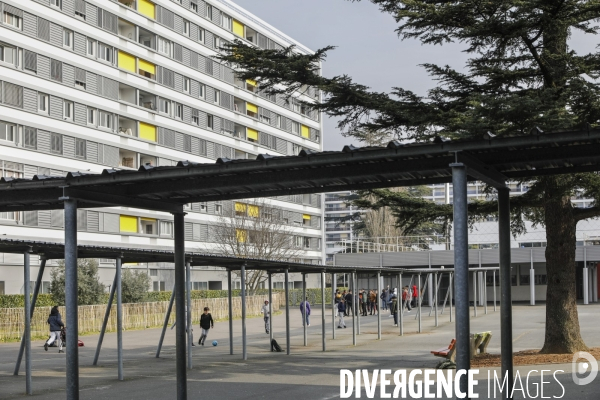 Cour de récréation du collège Grand Parc dans l académie de Bordeaux.