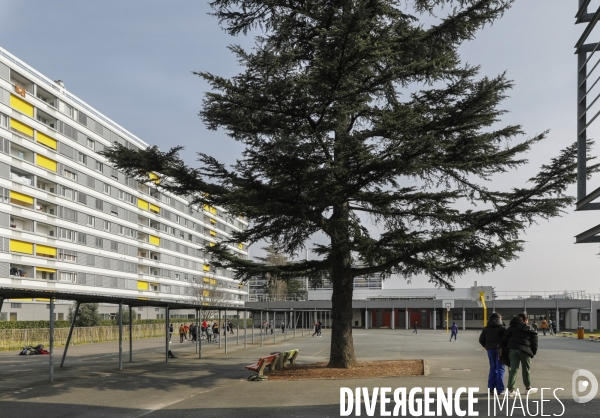 Cour de récréation du collège Grand Parc dans l académie de Bordeaux.