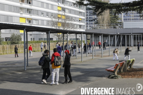 Cour de récréation du collège Grand Parc dans l académie de Bordeaux.