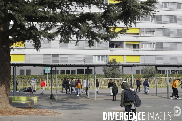 Cour de récréation du collège Grand Parc dans l académie de Bordeaux.