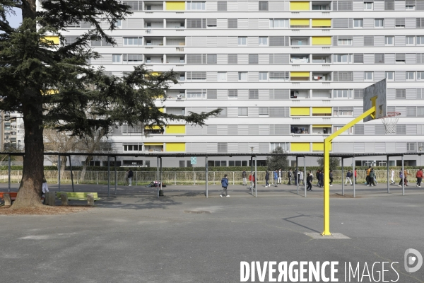 Cour de récréation du collège Grand Parc dans l académie de Bordeaux.