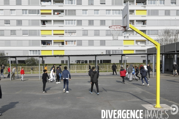 Cour de récréation du collège Grand Parc dans l académie de Bordeaux.