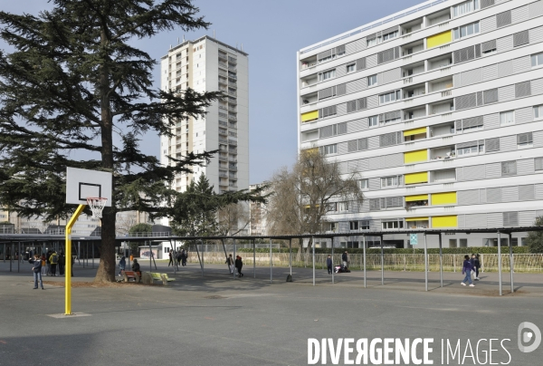 Cour de récréation du collège Grand Parc dans l académie de Bordeaux.