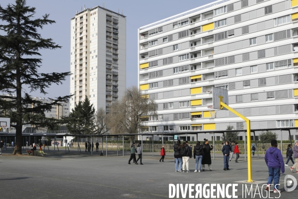 Cour de récréation du collège Grand Parc dans l académie de Bordeaux.