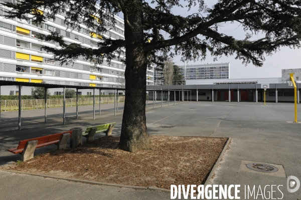 Cour de récréation du collège Grand Parc dans l académie de Bordeaux.