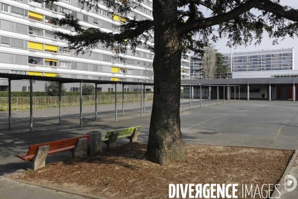 Cour de récréation du collège Grand Parc dans l académie de Bordeaux.