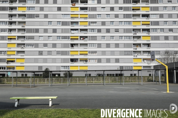 Cour de récréation du collège Grand Parc dans l académie de Bordeaux.