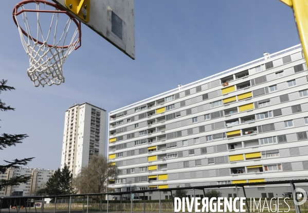 Cour de récréation du collège Grand Parc dans l académie de Bordeaux.