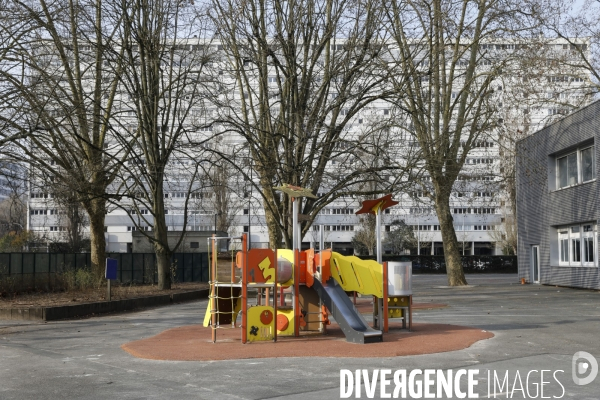 Cour de récréation du collège Grand Parc dans l académie de Bordeaux.