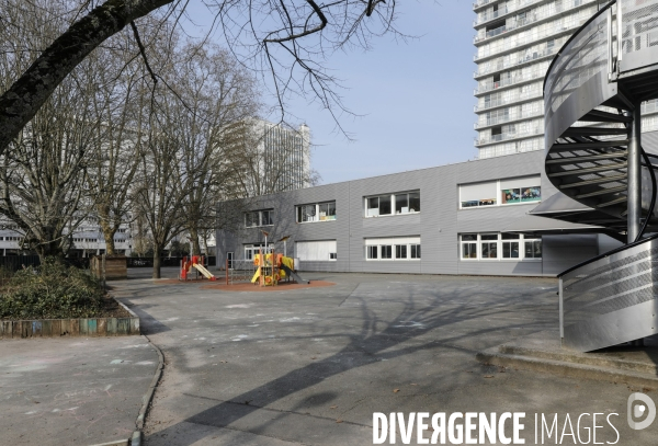 Cour de récréation du collège Grand Parc dans l académie de Bordeaux.